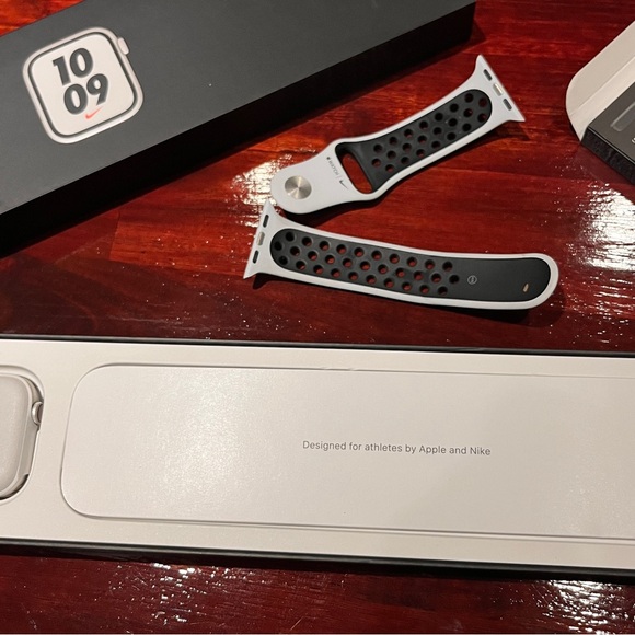 Nike Apple Watch Series 7, GPS + Cellular, 41mm, aluminum, white Nike Band - Picture 2 of 6